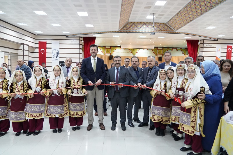 Kaymakamımız Sayın Cüneyt Caner, Hayat Boyu Öğrenme Sergisi Açılış Törenine Katıldı.