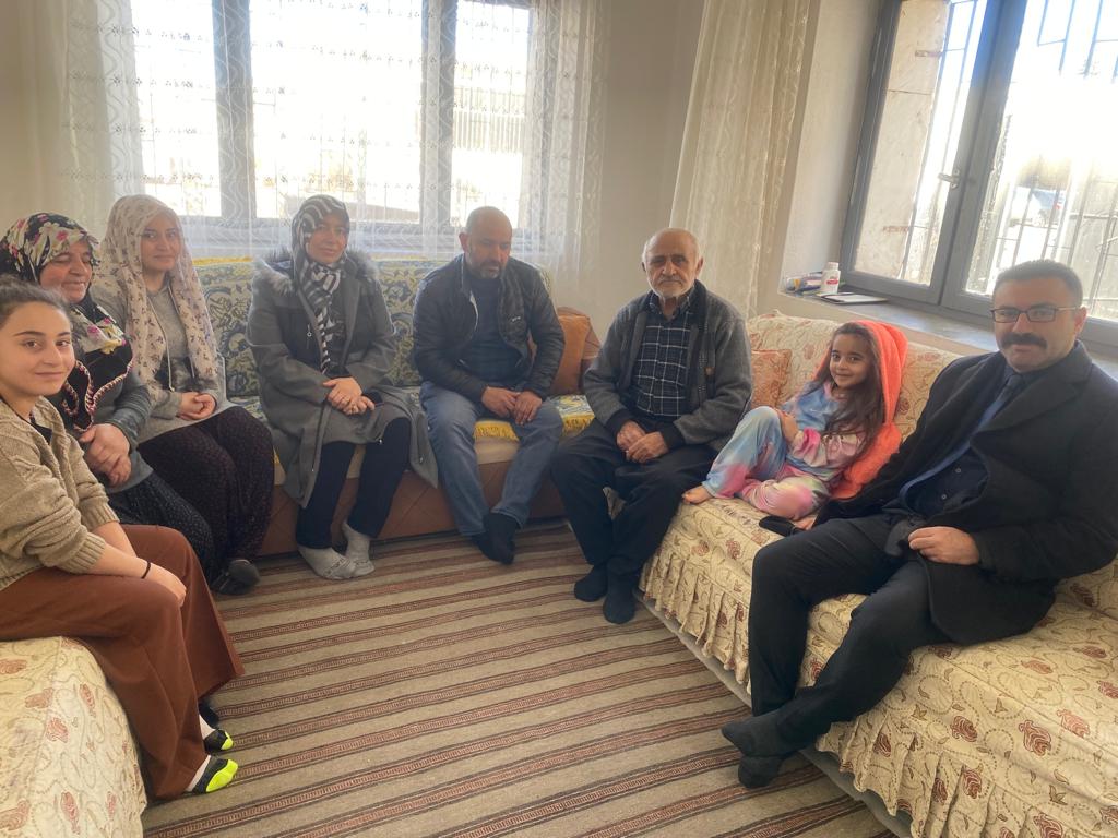İlçemiz Kaymakamı Cüneyt Caner, İlçeye Gelen Depremzede Ailelere Misafir Oldu