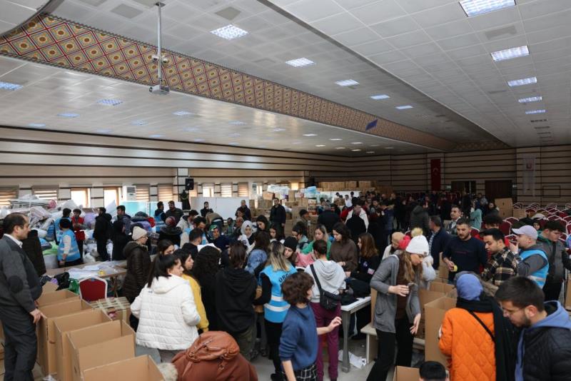Kaymakamımız Sayın Cüneyt Caner, Deprem Yardımları Toplama Merkezinde İncelemelerde Bulundu.